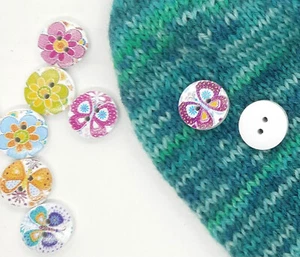 6 Stück gefärbte 2 Loch Holz Knöpfe mit Blumen- oder Schmetterlingmuster 14mm - Picture 1 of 10