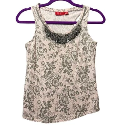 Regata floral ELLE com detalhe de colar de miçangas cinza rosa tamanho P - Imagem 1 de 4