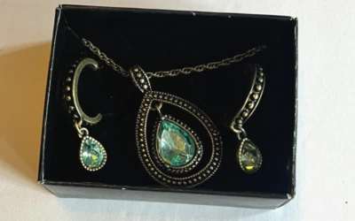 Collar y pendientes Avon topacio tono lágrima azul y dorado Avon  Foto 1 de 4