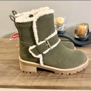 NUOVI stivaletti biondi impermeabili verde oliva scamosciati pelliccia sintetica orlo fibbia 5M - Foto 1 di 8