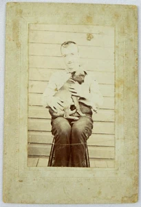 Junger Mann in Freizeitkleidung sitzend mit Welpenportrait 6x4 um 1900 Schrankkarte - Bild 1 von 3