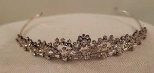 Tiara para mujer con pedrería redonda, lágrima y baguette tono plata base metálica - Imagen 1 de 4