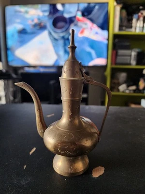 Jarra decorativa vintage de latón grabada ornamentada estilo Oriente Medio Foto 1 de 4