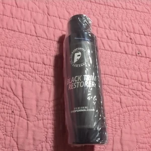 Restaurador de recortes negros - Fórmula única con infusión de tinte dura 6+ meses - 4 OZ - Imagen 1 de 2