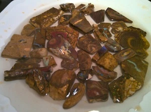 2010cts Colourful boulder opal rough/rub parcel, 40 pieces *see video* - Bild 1 von 5