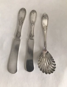 Vintage 1847 Rogers Bros. A1 - gerahmter Zuckerlöffel & 2 Buttermesser/Spreader - Bild 1 von 7
