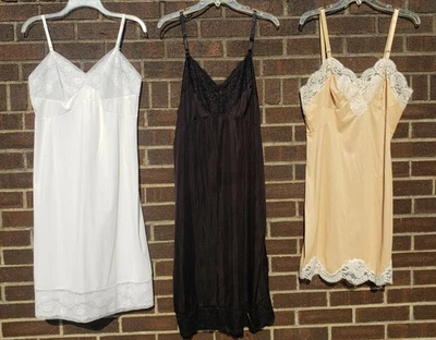 Lote de tres bragas vintage talla 38 blancas negras desnudas tocador Fair Dixie Belle NUEVO  Foto 1 de 4