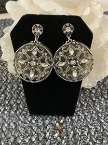 🆕 CHICO’S ANTIQUE SILVER CRYSTAL FILIGREE MEDALLION DROP EARRINGS~NWT - Picture 1 of 6