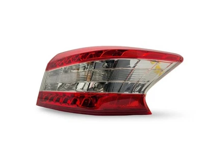 Luz trasera lateral derecha Nissan Sentra 2013-2015 montada en cuarto de cuarto Foto 1 de 4