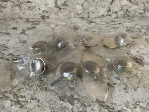 Lote de 8 perillas de manija de gabinete de cajón abovedado de peltre de metal cepillado NOS - Imagen 1 de 4