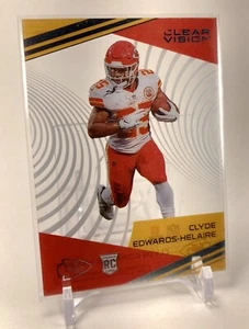 2020 Clyde Edwards-Helaire, Chronicles Clear Vision, RC #CV-5 KC Chiefs Rookie - Foto 1 di 2