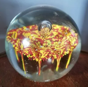 Pisapapeles de vidrio artístico vintage con bola redonda roja y amarilla de 3" de alto - Imagen 1 de 12