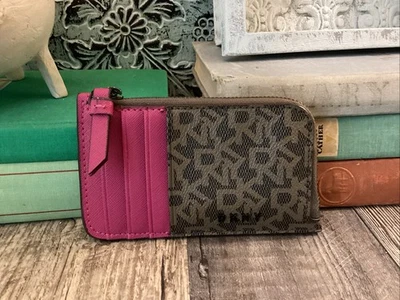 Billetera portatarjetas DKNY Bryant Park EW rosa/marrón para mujer con capacidad para 8 tarjetas Foto 1 de 4