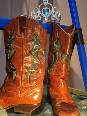 Zodiac Mujer Botas 8.5 Medianas Cuero Genuino Con Llamas Verdes Foto 1 de 4