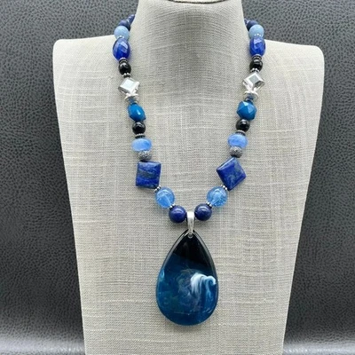 Ожерелье Chicos из ярко-синего каменного стекла с бисером коренастый каплевидный кулон 18 дюймов - Изображение 1 из 4