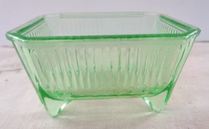 TERRIFIC VINTAGE ART DECO GREEN VASELINE GLASS SLIDE TOP ASHTRAY-VERTICAL RIDGES - Picture 1 of 4