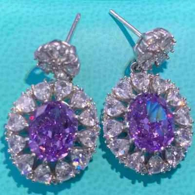 Pendientes colgantes de lujo de amatista creados en laboratorio de corte ovalado de 3,50 quilates enchapados en oro blanco de 14 quilates Foto 1 de 4