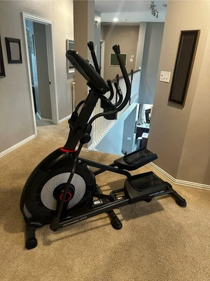 Máquina elíptica Schwinn 470 en excelente estado (montada) Foto 1 de 4