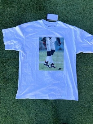 Camiseta Nike Para Hombre Pequeña Max90 Deion Sanders Diamante Césped Gráfico - Calce Relajado Foto 1 de 4