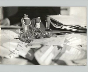 Frascos de científico francés Gaston Naessen con muestras de Anablast de colección Foto de prensa años 60 - Imagen 1 de 2