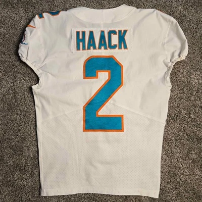 Matt Haack迈阿密海豚队4场比赛使用照片匹配猎人球衣 — 第 1/4 张图片