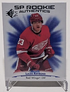 2021-22 UD SP Hockey Rookie Authentics #132 Lucas Raymond Detroit Red Wings - Foto 1 di 2