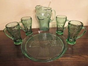 Jarra retro de vidrio verde guijarro de Coca Cola de colección, varilla de agitación, bandeja y 4 vasos - Imagen 1 de 12