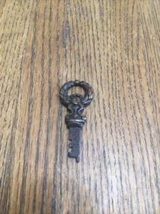 ANTIKER VERZIERTER Lorbeerkrone KRANZ MESSING SKELETT SCHLÜSSEL - Bild 1 von 2