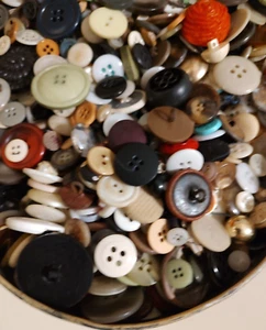 7 Pounds Vintage Tin of Old Buttons - Picture 1 of 18