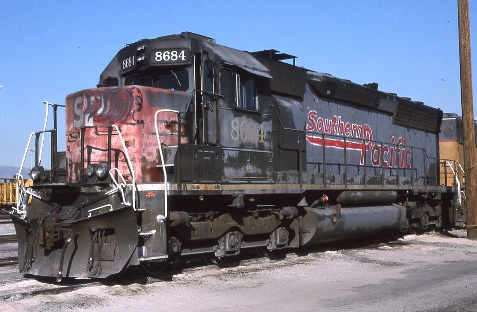 Southern Pacific SD40-2M # 8664 ( ex CNW SD45 ) @ West Colton, CA 2004 年 1 月 23 日 — 第 1/1 张图片