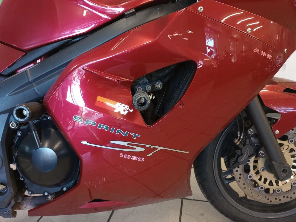 Triumph Sprint St 1050 Sprint St 1050 2005 ABS carenado inferior derecho Foto 1 de 4