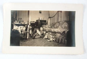 Fotografía Niña Años 50 con Muñecas Regalos de Navidad - Imagen 1 de 3