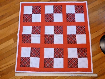 Hecho a mano Scottie Dog - Edredón de cuna para bebé pequeño - Rojo Blanco y negro 34" x 34" Foto 1 de 4