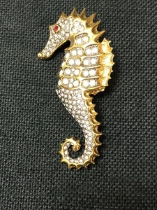Broche caballito de mar tono dorado y cristal - Imagen 1 de 8