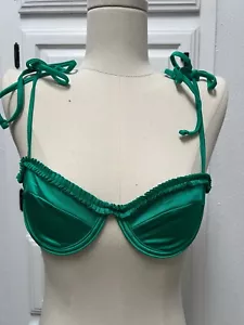 Top de natación de bikini con aros Agua Bendita Madelyn en verde cardumen. Precio de venta sugerido por el fabricante $110 - Imagen 1 de 10