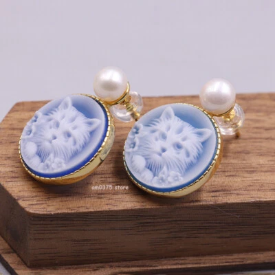 Pendientes colgantes redondos de gato enchapados en oro real de plata de ley 925 con relieve de ágata azul Foto 1 de 4