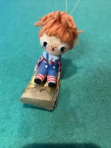 Vintage Raggedy Andy on sled ornament Japan - Imagen 1 de 8