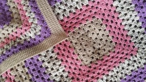 Beautiful and Soft Handmade Crochet Granny Square Knee Blanket - Imagen 1 de 5