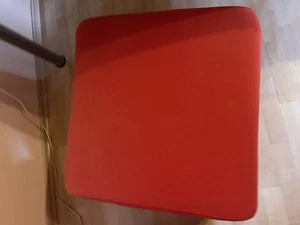 Rote Sitzcouch, 2 Personen, mit Fußhocker, sehr gut erhalten - Bild 1 von 8