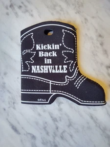 MC ART CO. KICKIN BACK IN NASHVILLE SCHWARZ STIEFELFÖRMIGE KOOZIE BIER KALTE SODA DOSE - Bild 1 von 3