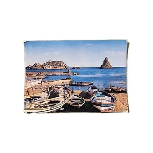 Landblick auf Boote Felsen des Zyklopen Aci Trezza Sizilien Italien Postkarte - Bild 1 von 6