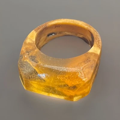 Anillo grueso vintage tallado artesanal de lucita y madera tallado talla 7 único peculiar Foto 1 de 4