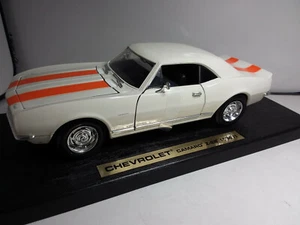 ROAD LEGENDS 1/18 CHEVROLET CAMARO Z28 1967 BLANCHE A BANDES ORANGES EN BOITE B2 - Imagen 1 de 7
