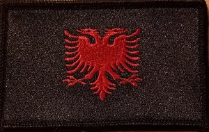 Parche táctico bandera de ALBANIA con gancho adhesivo versión negra borde negro - Imagen 1 de 1
