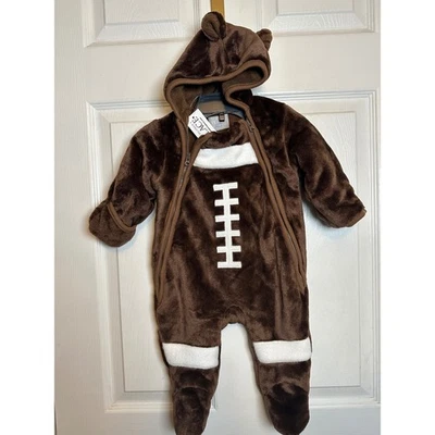 NUEVO Mameluco con Capucha Oso de Fútbol Marrón Lugar para Niños 0-3 Meses Bebé Conjunto Foto 1 de 4