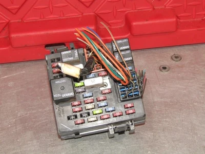 2000 - 2002 雪佛兰 Tahoe 原始设备制造商内部保险丝块盒面板 00 01 02 — 第 1/4 张图片