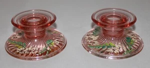 Juego de 2 candelabros vintage de vidrio rosa de la depresión pintados a mano - Imagen 1 de 9