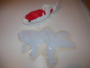 Koi Stofftier Fisch Plüschtier 35 cm und Koi Fisch auf Folie Spielzeug Neu - Bild 1 von 3