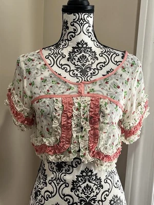 Top Betsey Johnson Floral Seda Transparente Volantes Encogerse de hombros Talla Única Coqueta Cottagecore Foto 1 de 4