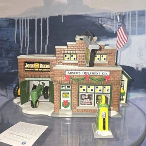 Dept 56 Snow Village ABNER'S IMPLEMENT CO #55052 - Insegna rotta in negozio - Foto 1 di 7
